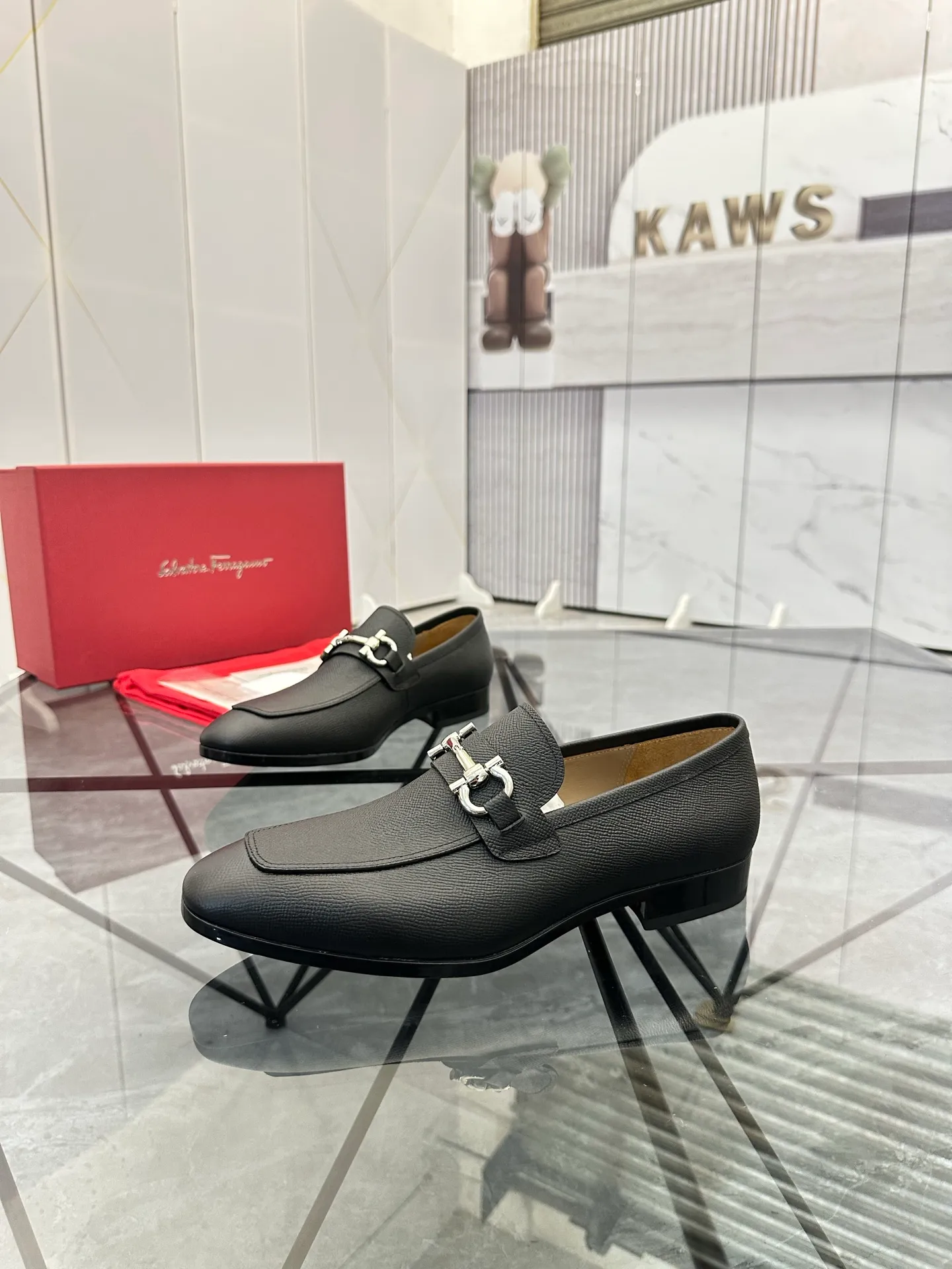 Men's shoes: 💰P640¥ High-end quality Product trademark: Ferragamo* "Ferragamo*" leather shoes Regular size: 38-44 (can be customized to 45.46.) Product materials: imported first-layer cowhide leather upper, cowhide lining, original outsole. Number: 688